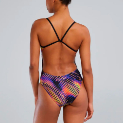 Купальник слитный TYR Evolved Cutoutfit, P04063-697, размер 32, российский размер 44, полиэстер, спандекс, мультиколор